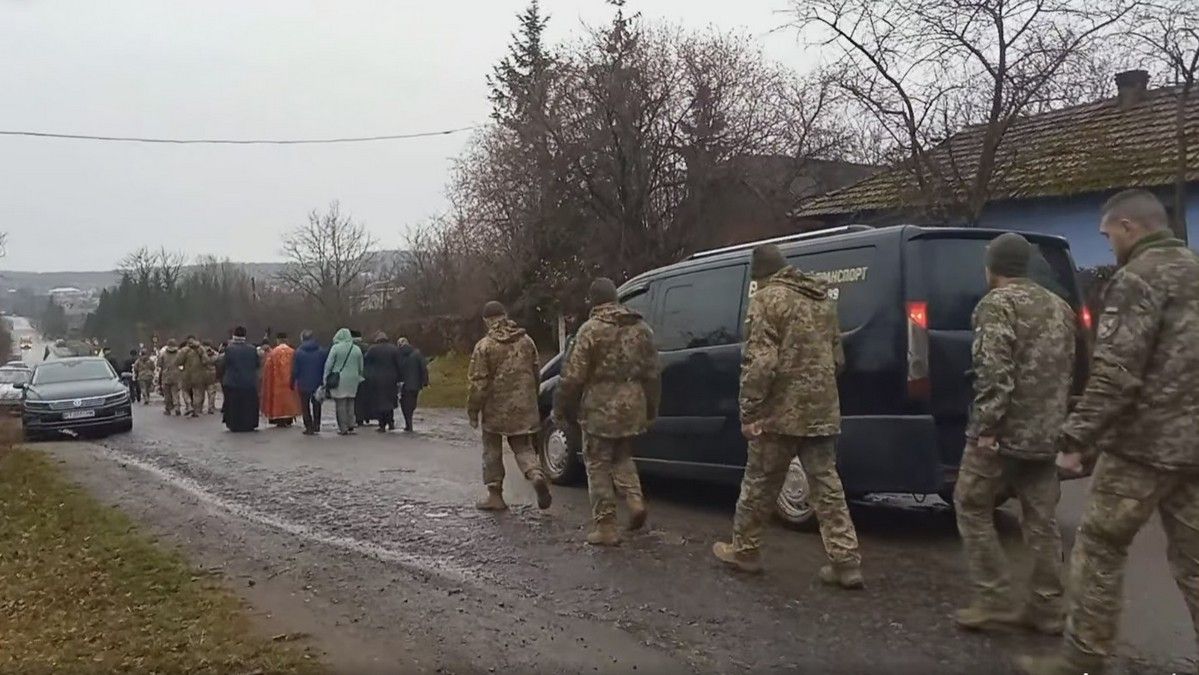 На Коломийщині в останню дорогу провели воїна "десятки" Миколу Варщука 5