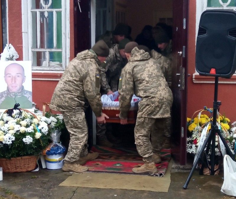На Коломийщині в останню дорогу провели воїна "десятки" Миколу Варщука 1