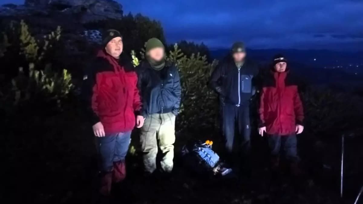 На Верховинщині рятувальники допомогли двом туристам, які заблукали в горах