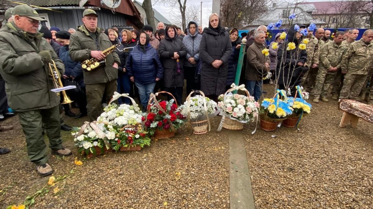 У Ланчинській громаді попрощались із загиблим захисником Володимиром Микитишиним 1