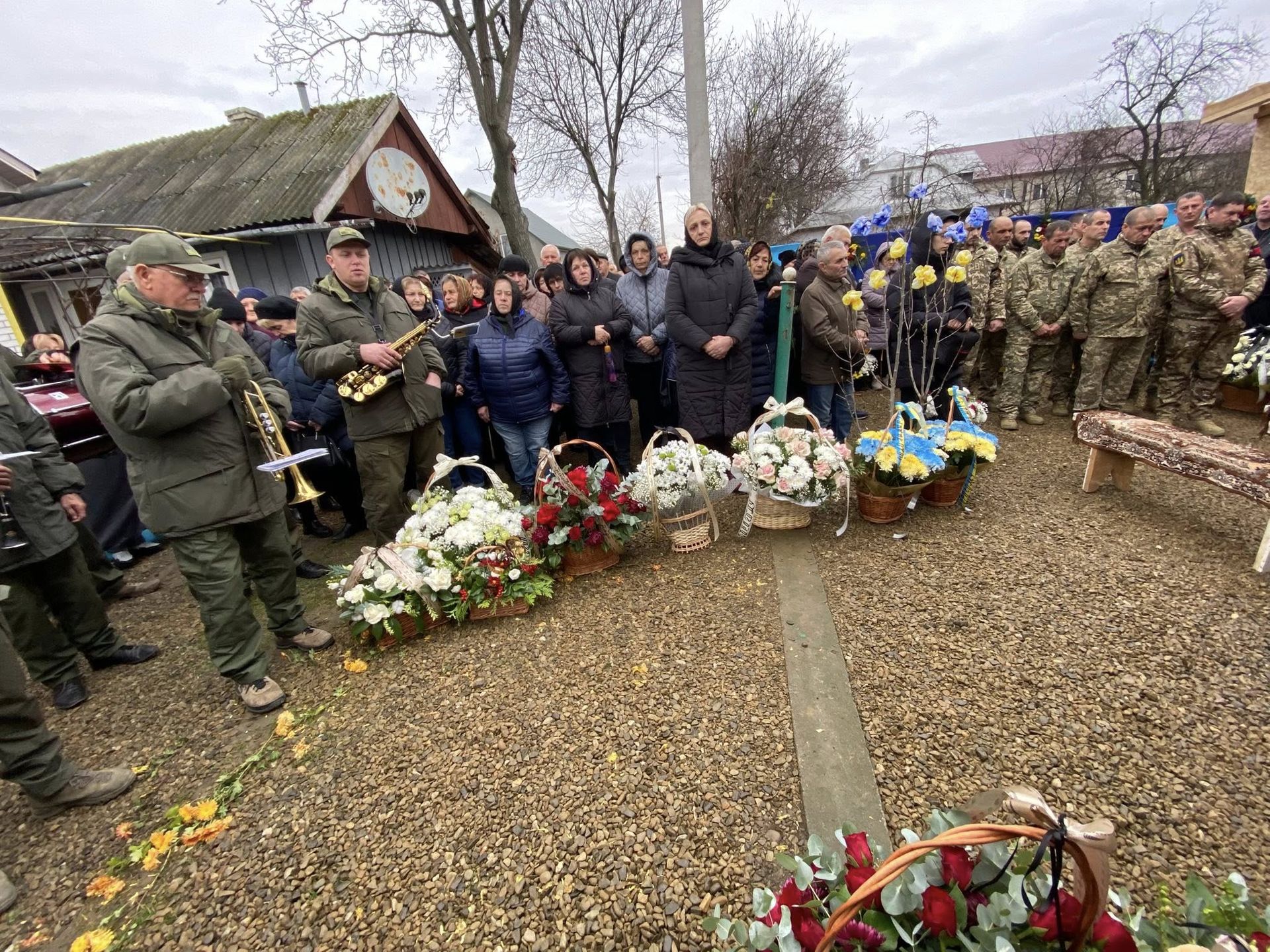 У Ланчинській громаді попрощались із загиблим захисником Володимиром Микитишиним 3