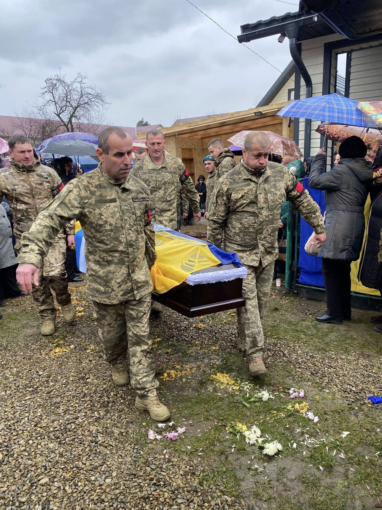 У Ланчинській громаді попрощались із загиблим захисником Володимиром Микитишиним 4