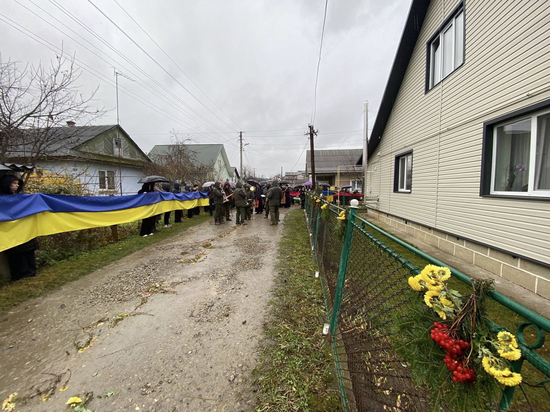 У Ланчинській громаді попрощались із загиблим захисником Володимиром Микитишиним 5