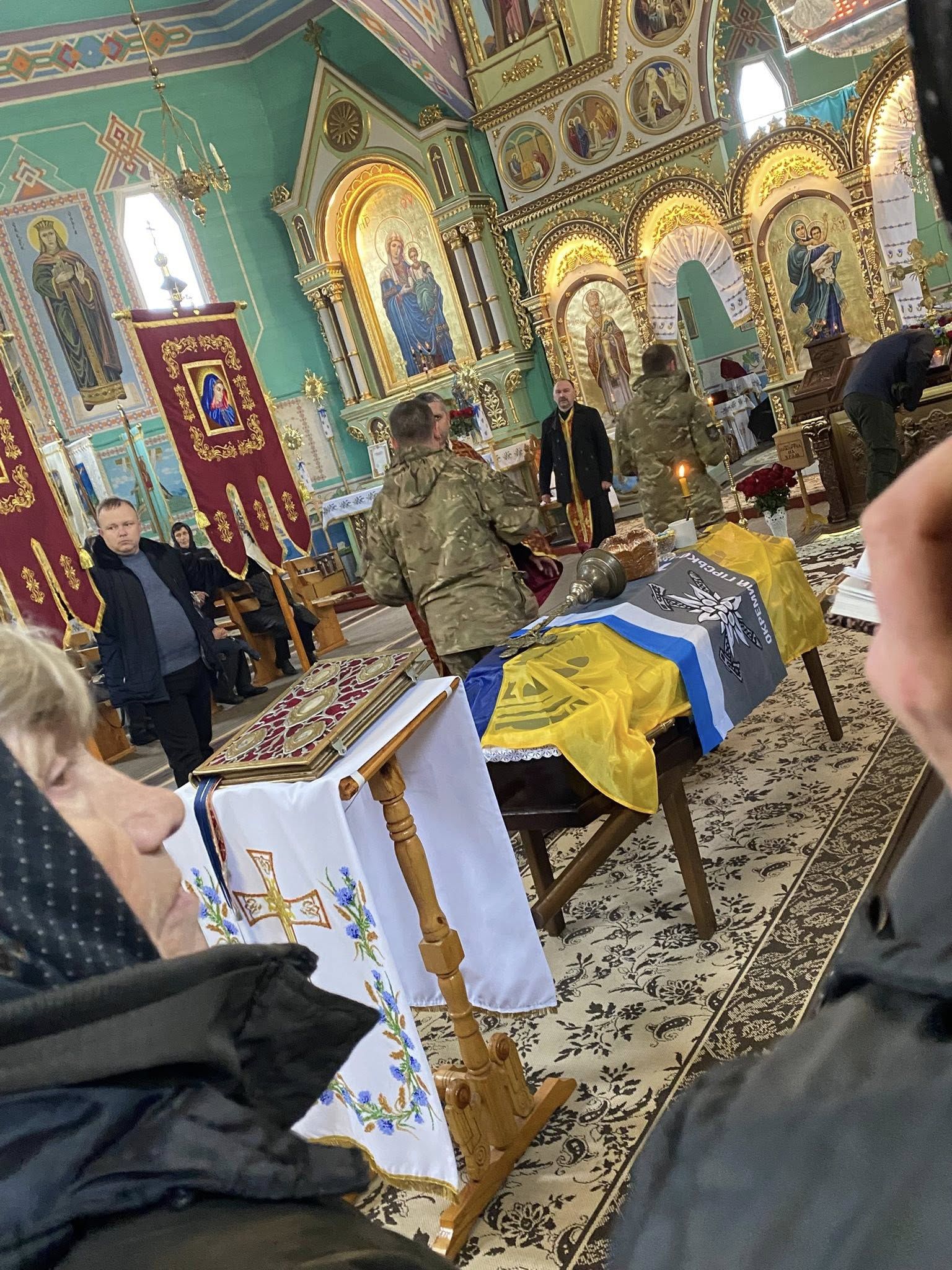 У Ланчинській громаді попрощались із загиблим захисником Володимиром Микитишиним 10