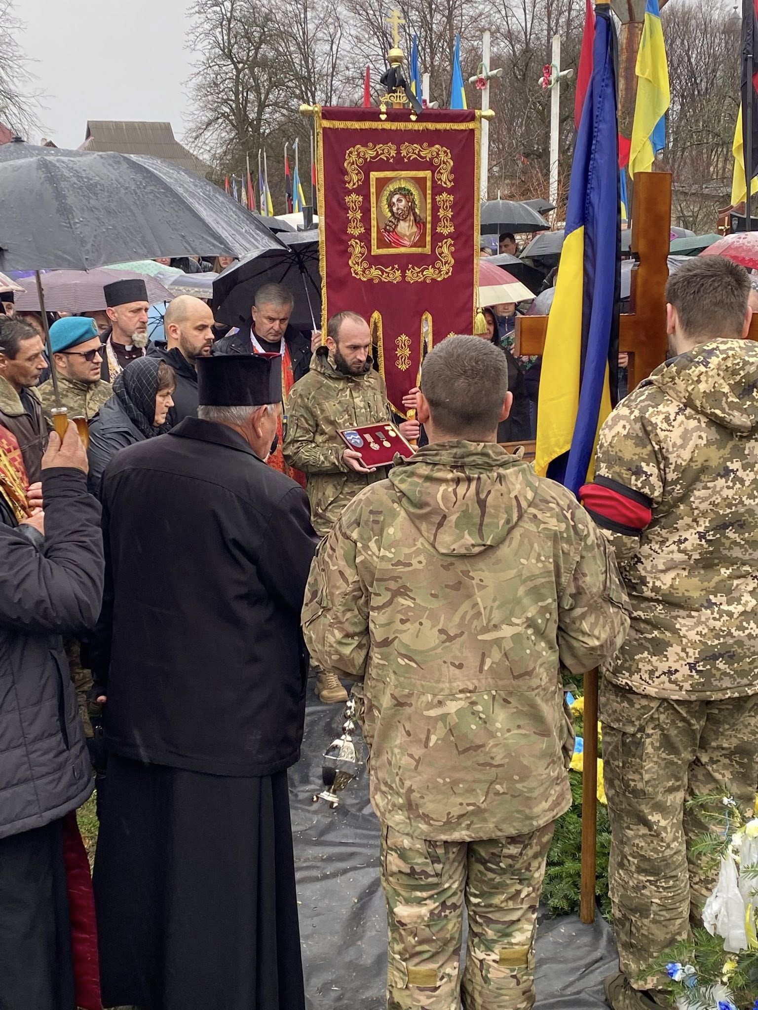 У Ланчинській громаді попрощались із загиблим захисником Володимиром Микитишиним 11