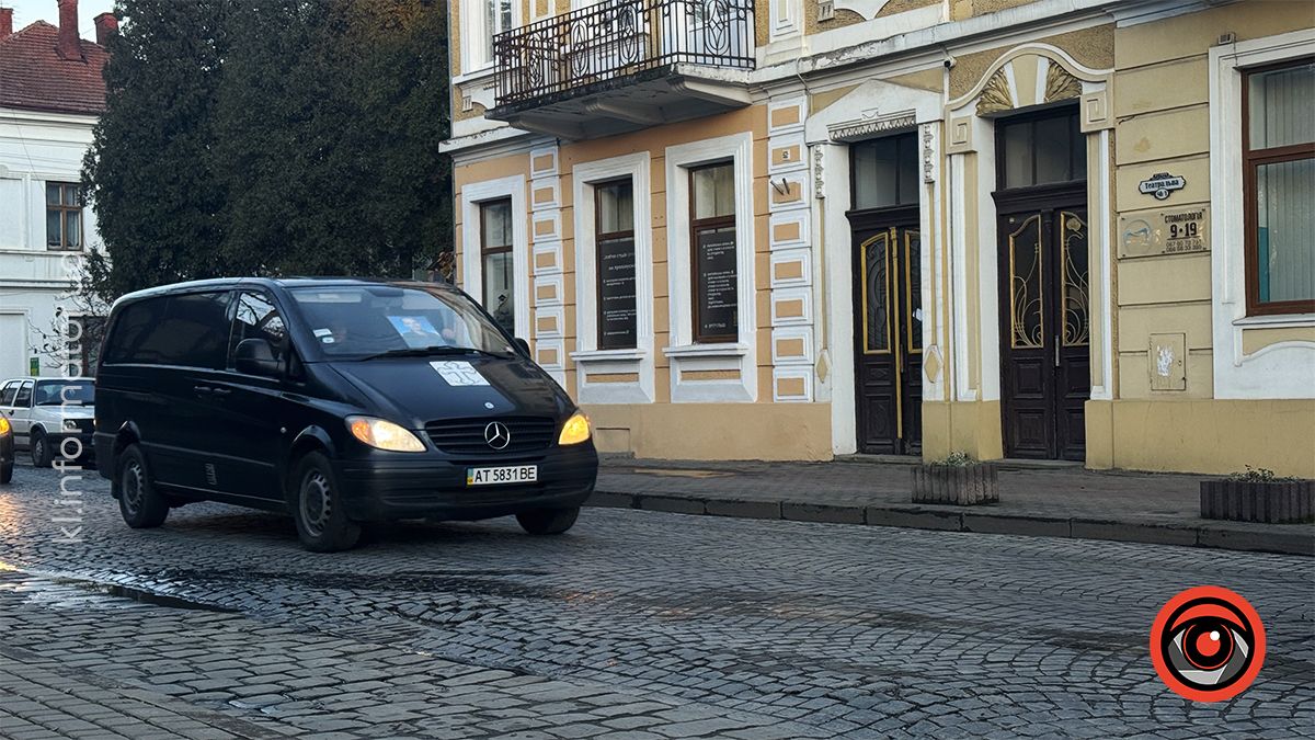 У Коломиї зустріли скорботний кортеж з тілом воїна Анатолія Вечеріна 1