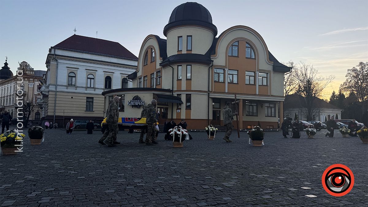 У Коломиї зустріли скорботний кортеж з тілом воїна Анатолія Вечеріна 3