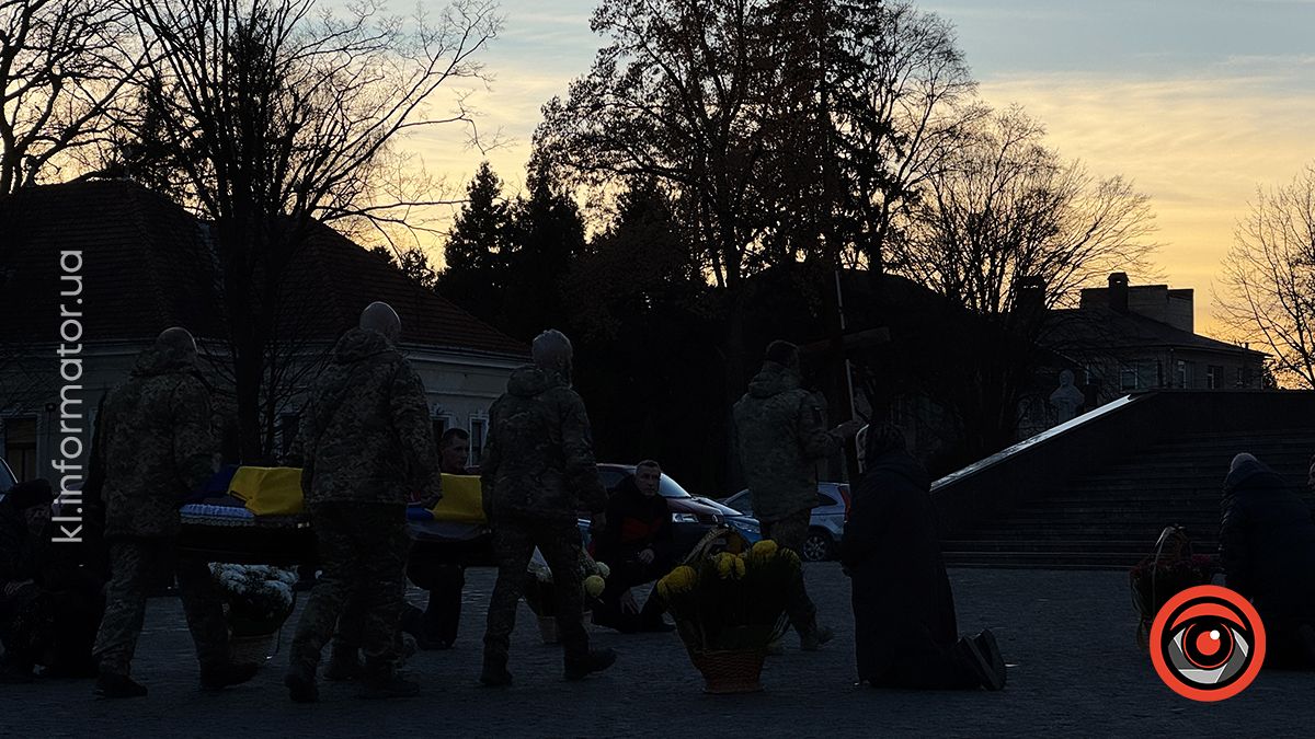 У Коломиї зустріли скорботний кортеж з тілом воїна Анатолія Вечеріна 4