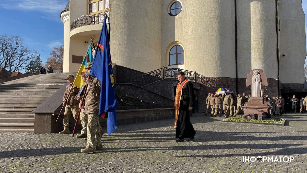 У Коломиї провели в останню дорогу полеглого захисника Анатолія Вечеріна 2