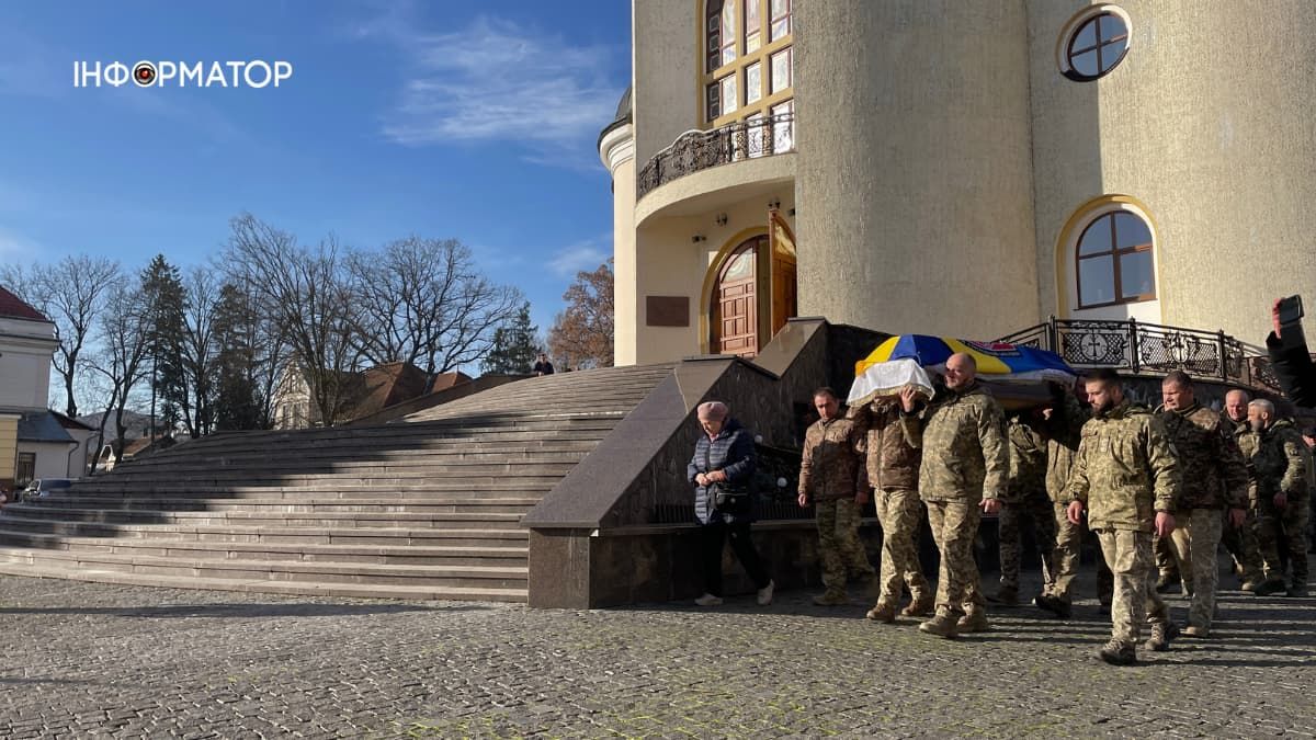 У Коломиї провели в останню дорогу полеглого захисника Анатолія Вечеріна 3