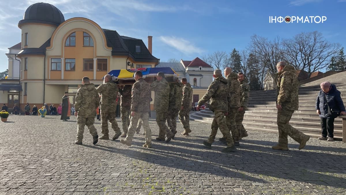 У Коломиї провели в останню дорогу полеглого захисника Анатолія Вечеріна 4