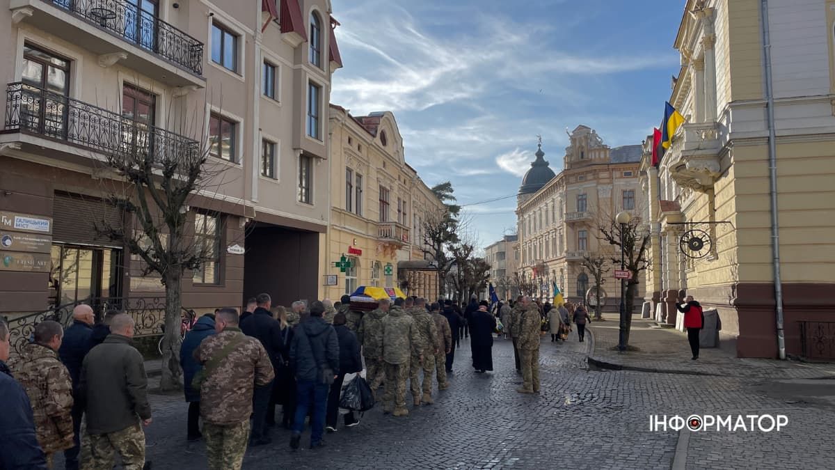 У Коломиї провели в останню дорогу полеглого захисника Анатолія Вечеріна 8