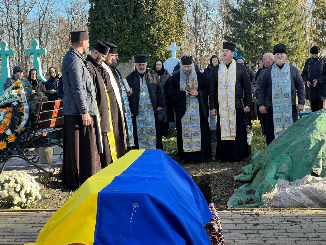 У Городенківській громаді провели в останню путь захисника Сергія Висоцького 10