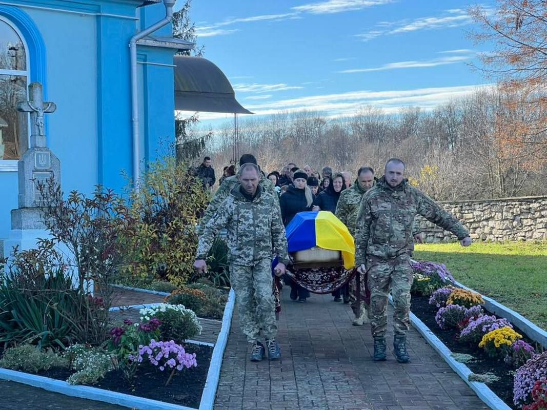 У Городенківській громаді провели в останню путь захисника Сергія Висоцького 9