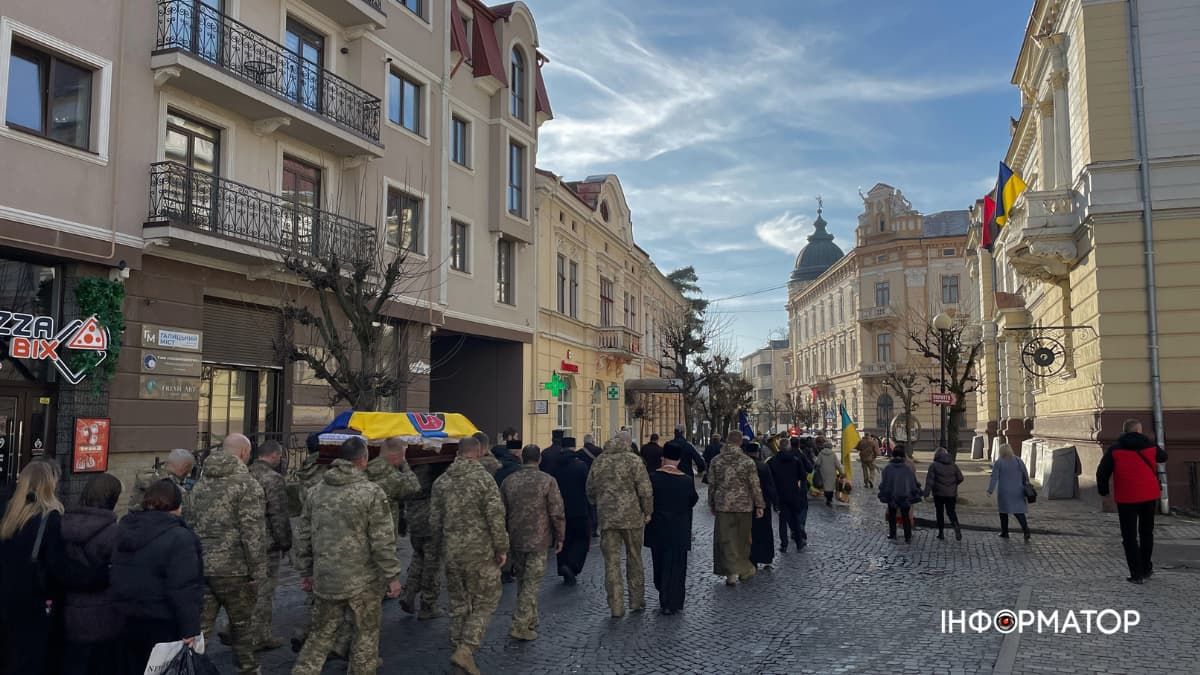 У Коломиї провели в останню дорогу полеглого захисника Анатолія Вечеріна 9