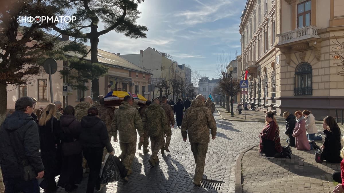 У Коломиї провели в останню дорогу полеглого захисника Анатолія Вечеріна 10