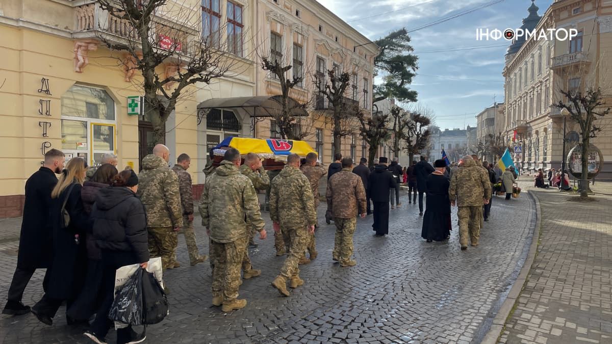 У Коломиї провели в останню дорогу полеглого захисника Анатолія Вечеріна 11