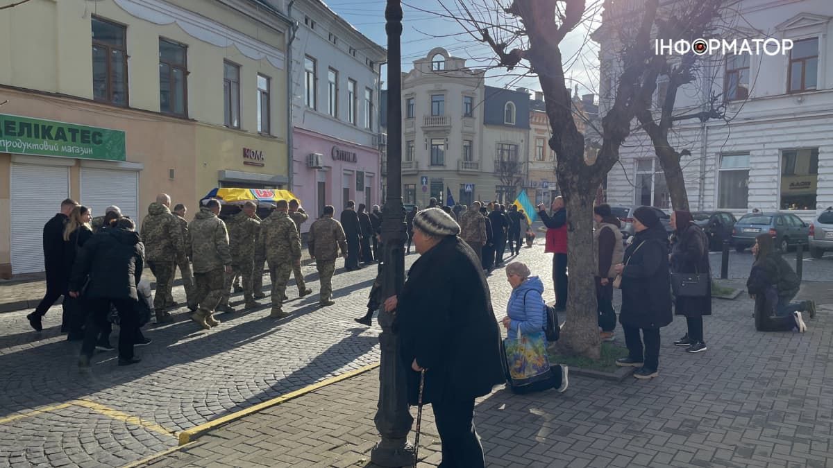 У Коломиї провели в останню дорогу полеглого захисника Анатолія Вечеріна 18