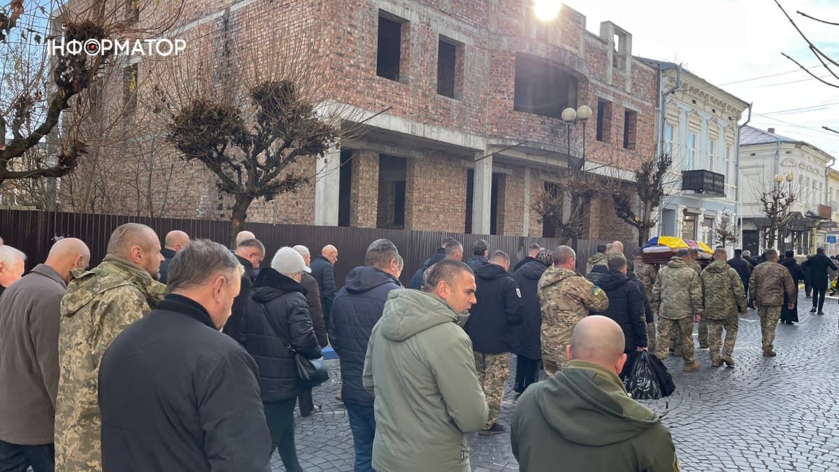 У Коломиї провели в останню дорогу полеглого захисника Анатолія Вечеріна 16