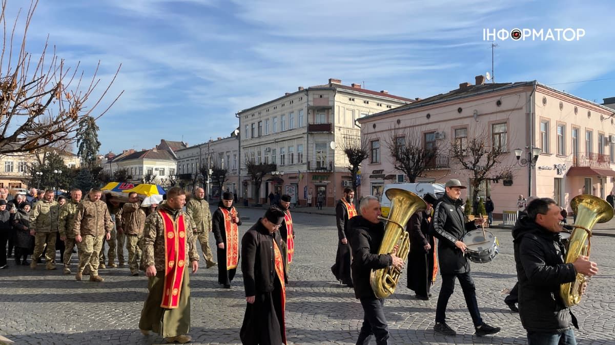 У Коломиї провели в останню дорогу полеглого захисника Анатолія Вечеріна 21