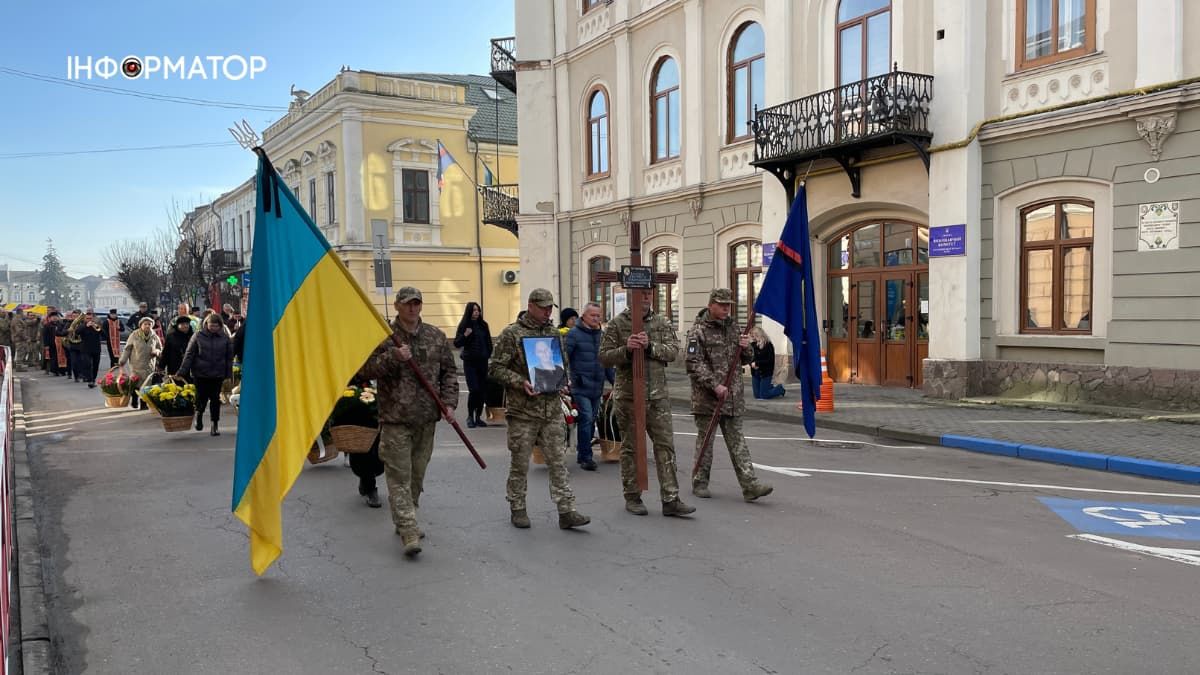 У Коломиї провели в останню дорогу полеглого захисника Анатолія Вечеріна 25