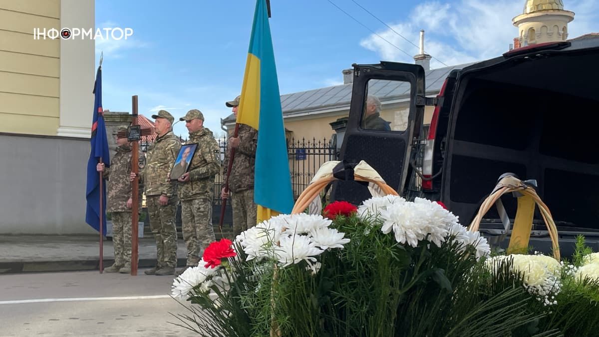 У Коломиї провели в останню дорогу полеглого захисника Анатолія Вечеріна 27