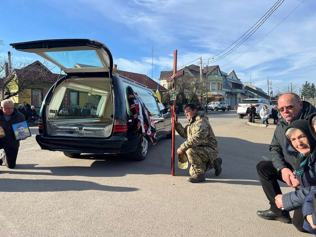 У Городенці зустріли скорботний кортеж Героя Степана Човганюка 10