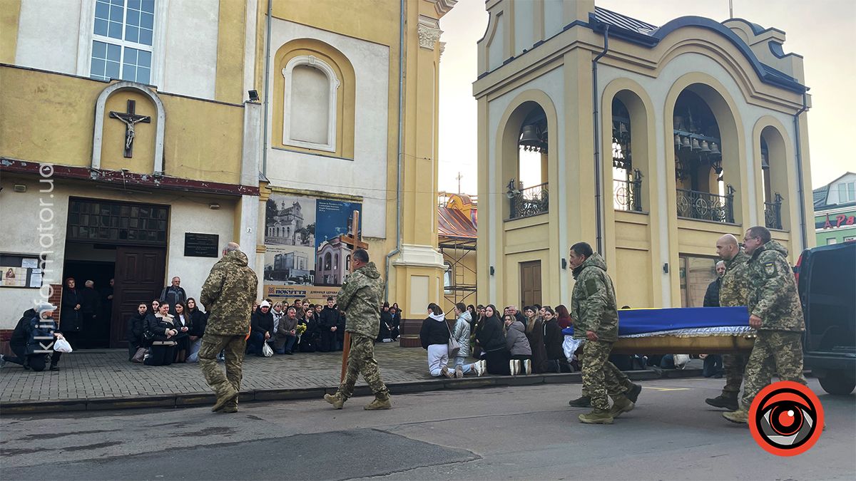 "На щиті" до Коломиї повернувся воїн Дмитро Герук 3