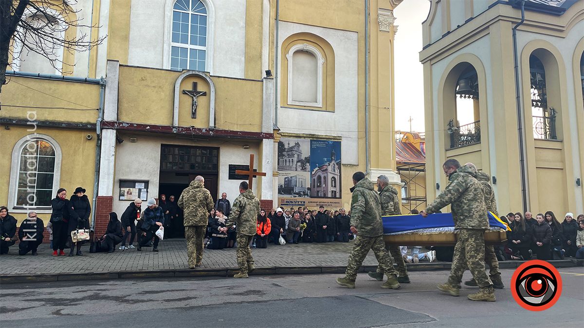 "На щиті" до Коломиї повернувся воїн Дмитро Герук 4