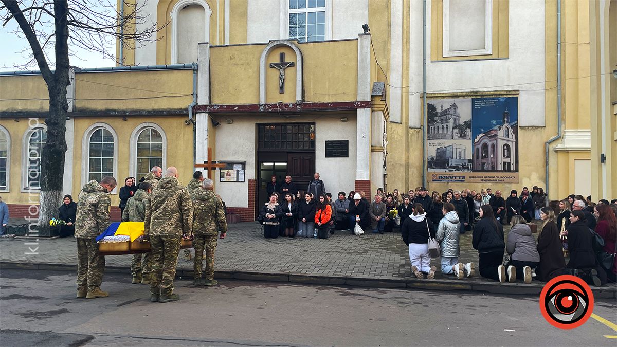 "На щиті" до Коломиї повернувся воїн Дмитро Герук 6