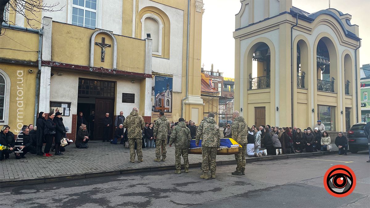 "На щиті" до Коломиї повернувся воїн Дмитро Герук 7