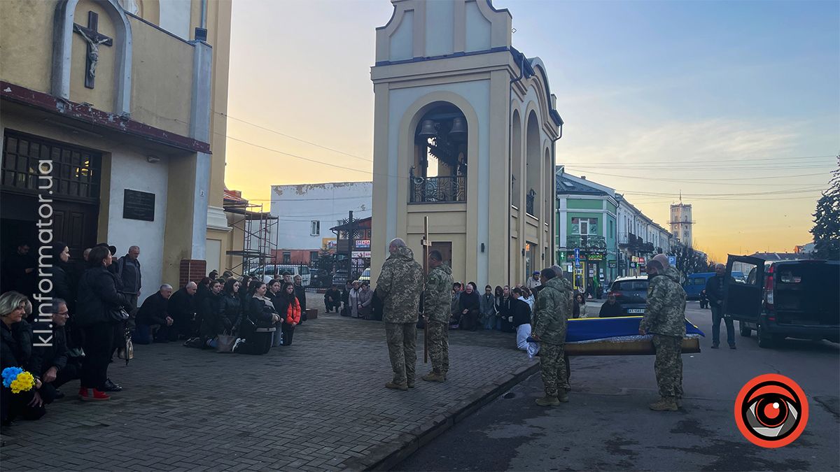 "На щиті" до Коломиї повернувся воїн Дмитро Герук 8