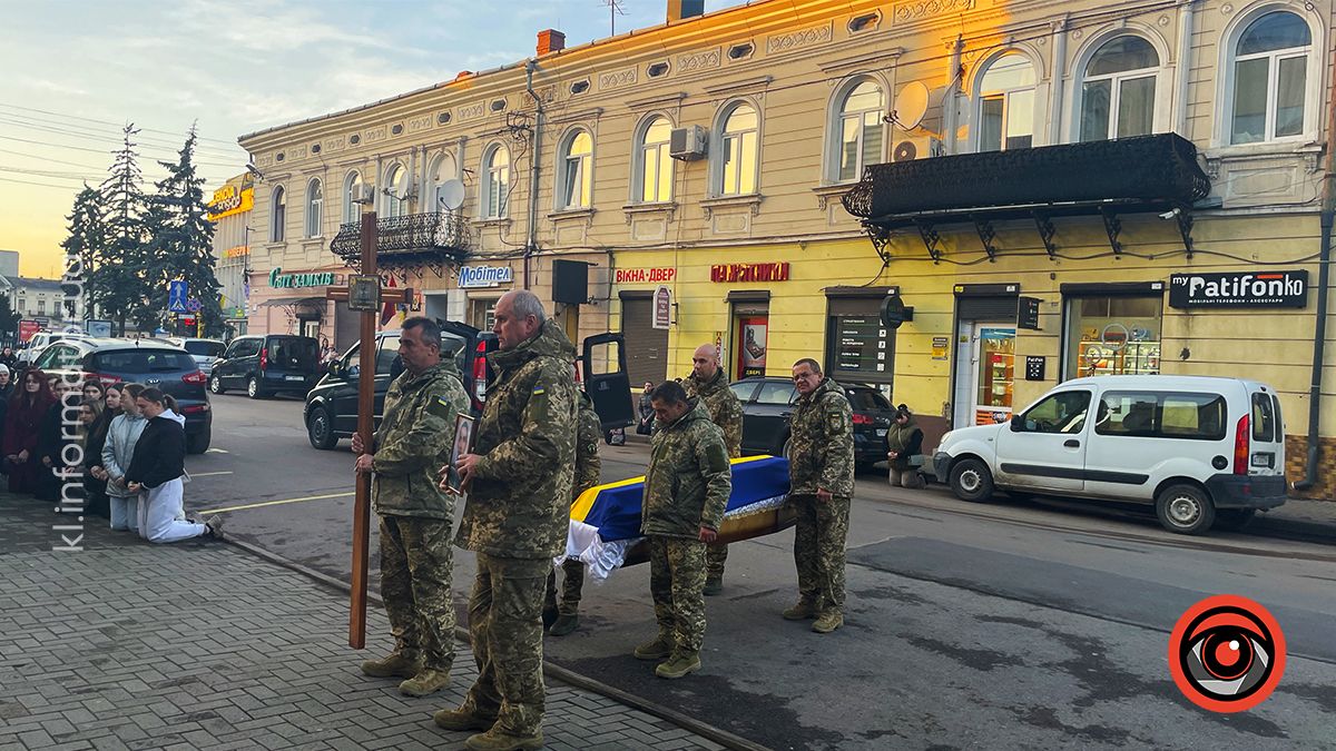 "На щиті" до Коломиї повернувся воїн Дмитро Герук 9