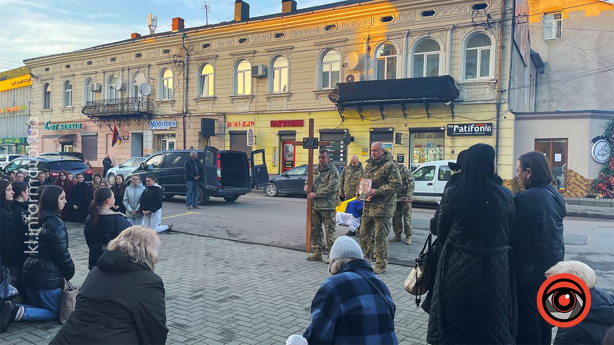 "На щиті" до Коломиї повернувся воїн Дмитро Герук 10