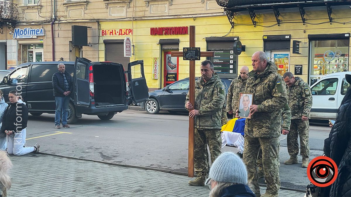 "На щиті" до Коломиї повернувся воїн Дмитро Герук 11