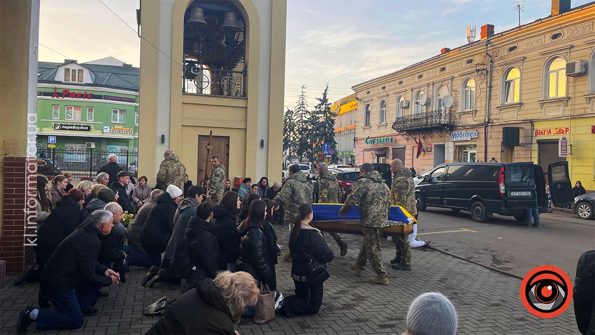 "На щиті" до Коломиї повернувся воїн Дмитро Герук 12