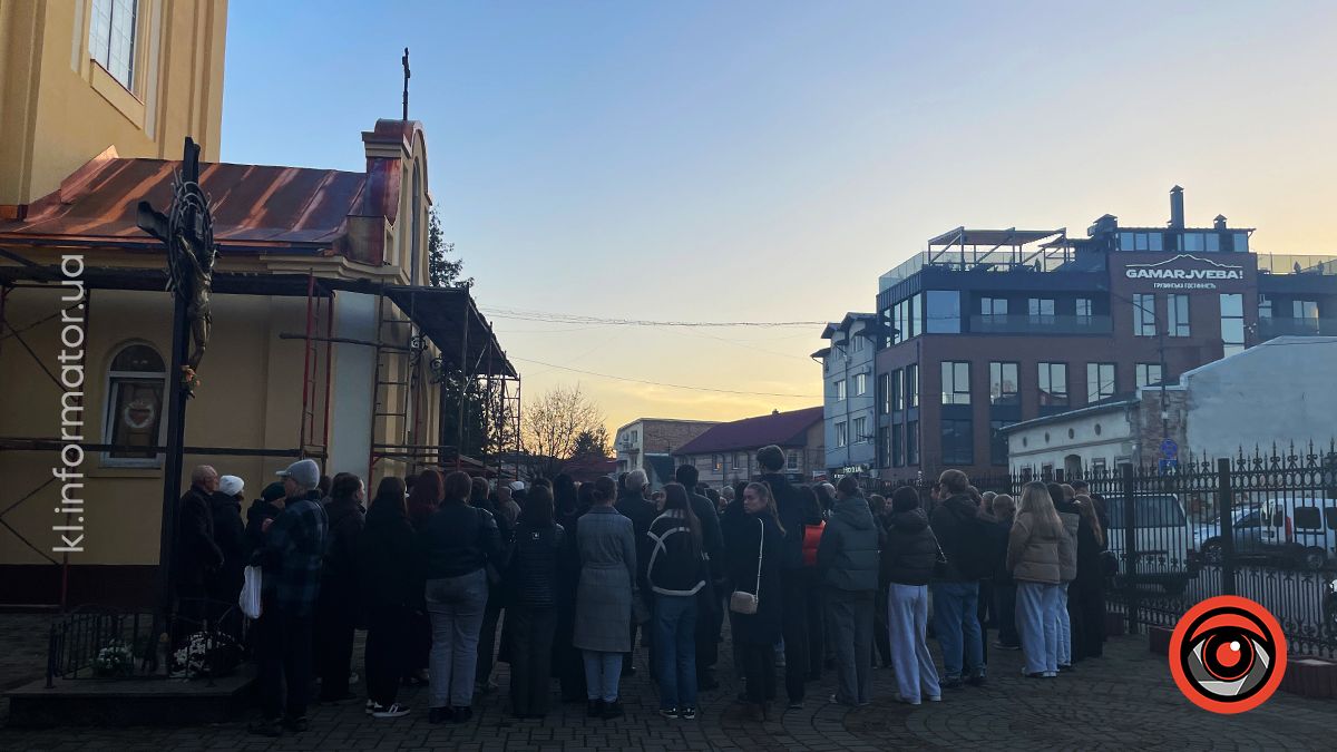 "На щиті" до Коломиї повернувся воїн Дмитро Герук 13