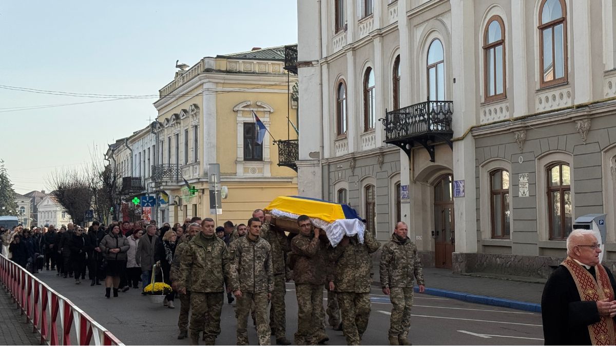 Коломия попрощалася з відважним воїном Дмитром Геруком 8
