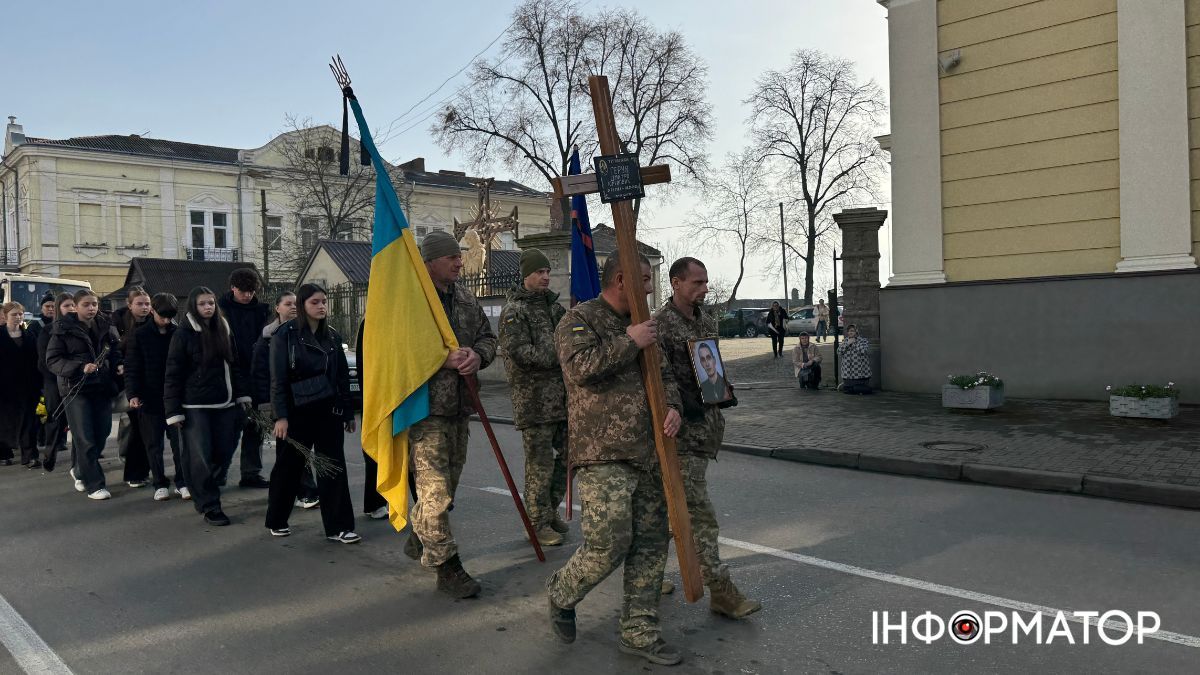 Коломия попрощалася з відважним воїном Дмитром Геруком 9