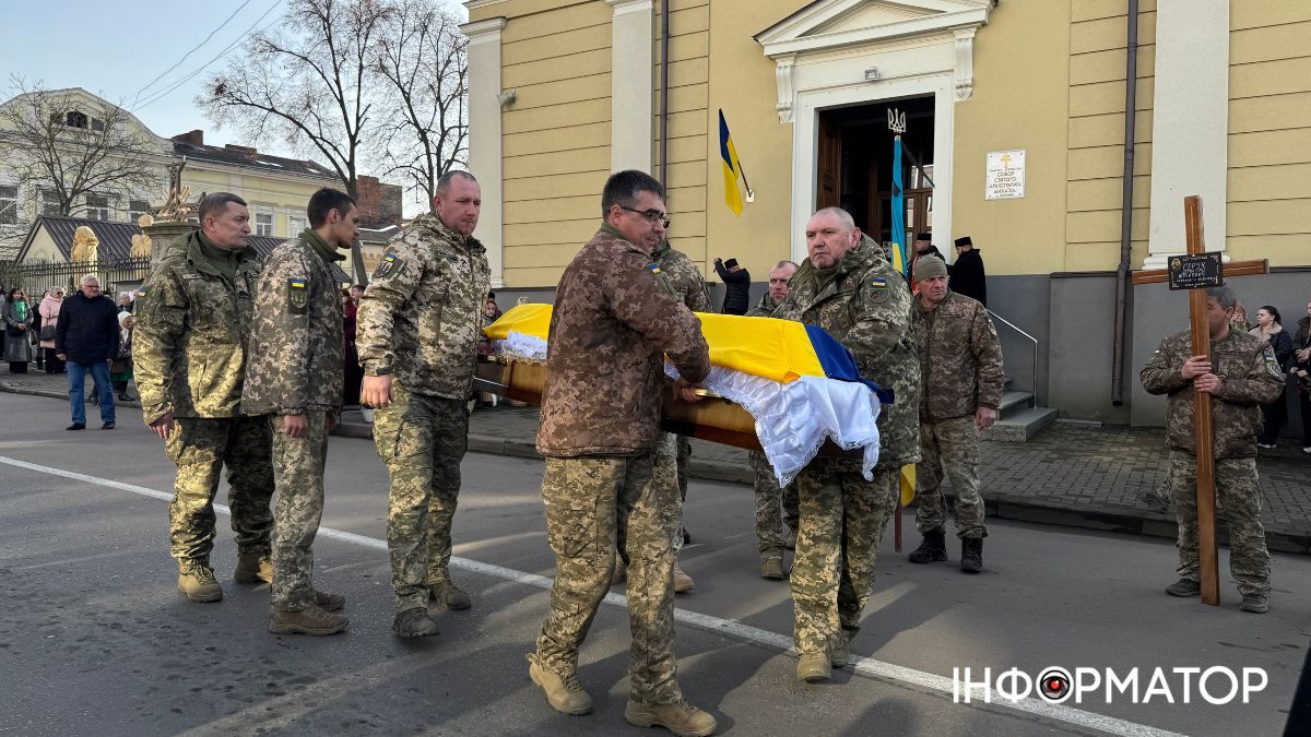 Коломия попрощалася з відважним воїном Дмитром Геруком 12