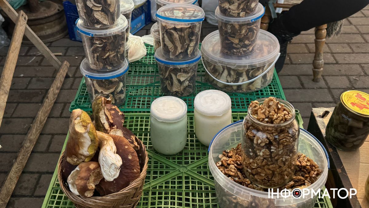 Скільки коштують опеньки та білі гриби на ринку в Коломиї 1