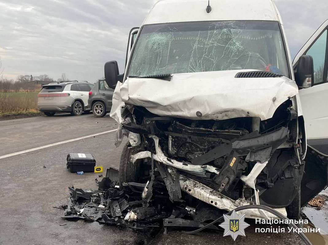 Врізався в автобус: мешканець Коломийщини скоїв масштабну ДТП на Прикарпатті 1