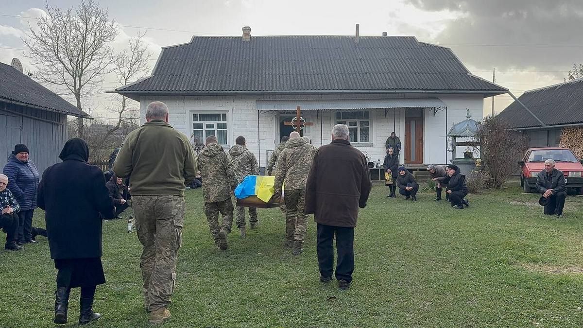 До Печеніжина на вічний спочинок повернувся воїн Юрій Балинець, який рік вважався зниклим безвісти 11