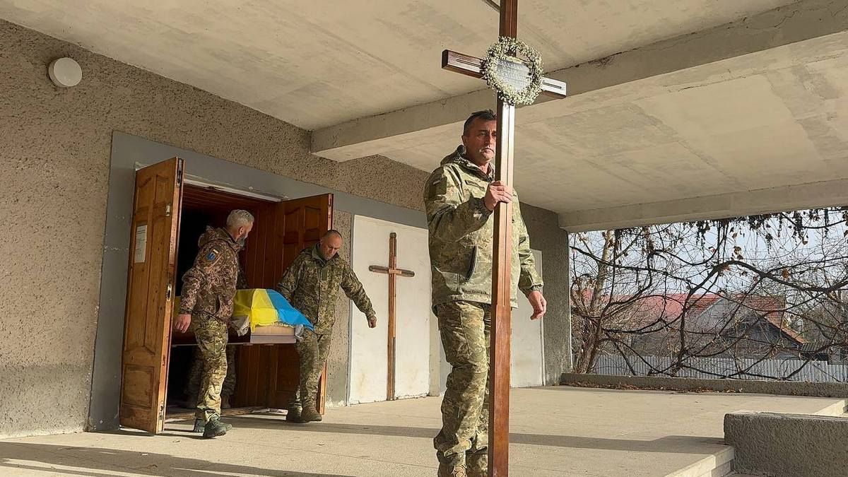 До Печеніжина на вічний спочинок повернувся воїн Юрій Балинець, який рік вважався зниклим безвісти 7