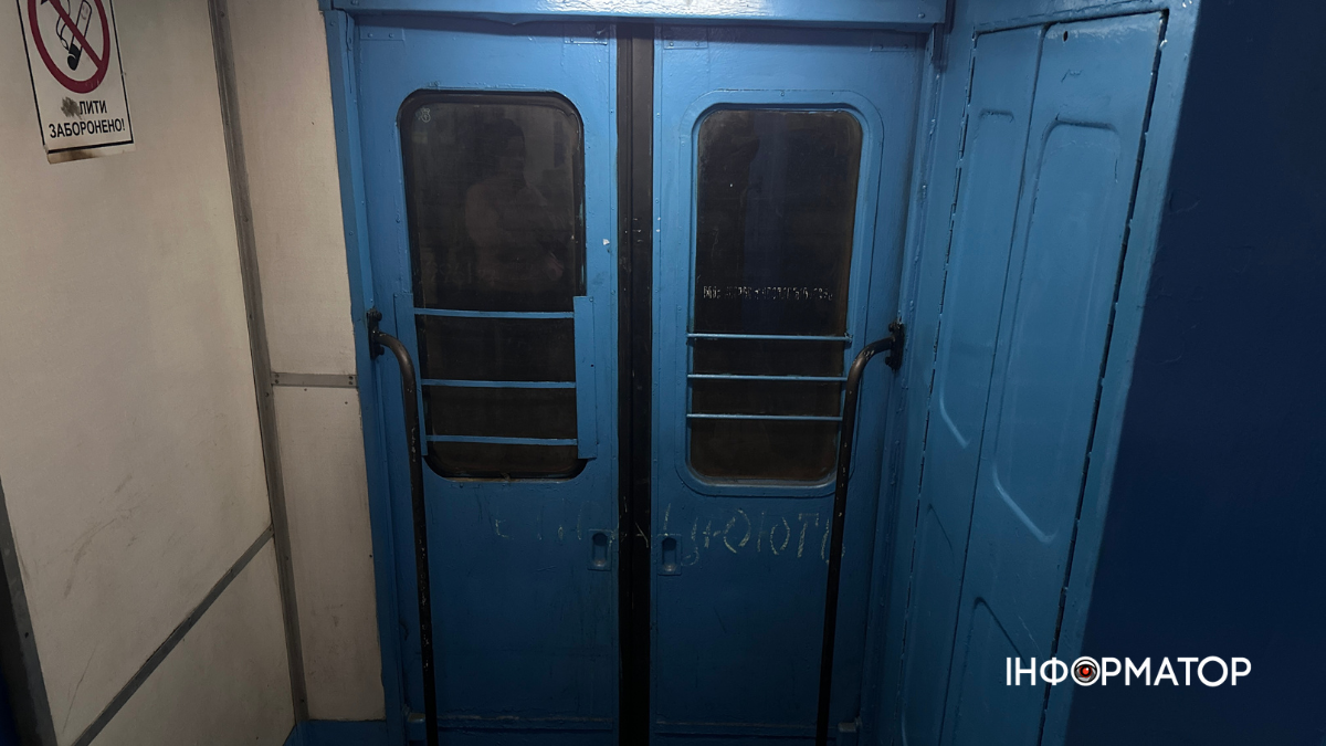 Тамбур і двері приміського потяга Тамбур і двері приміського потяга