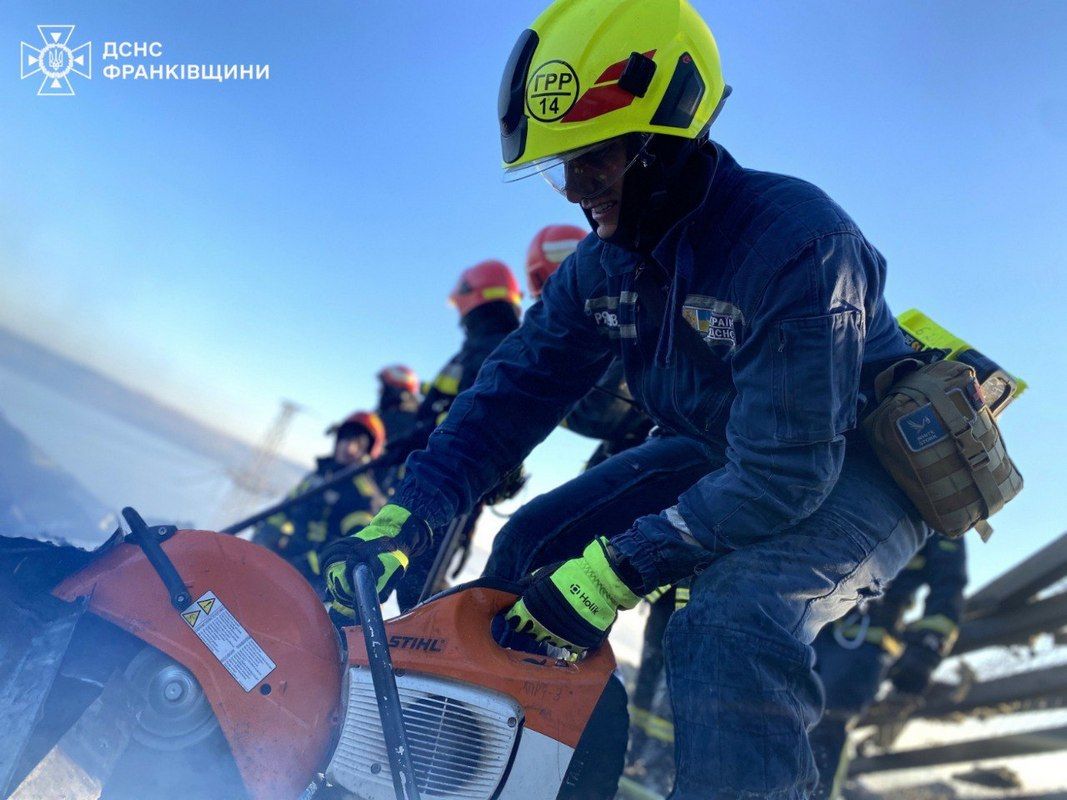 Внаслідок ворожого обстрілу 19 листопада на Прикарпатті спалахнула пожежа. Її ліквідували 2