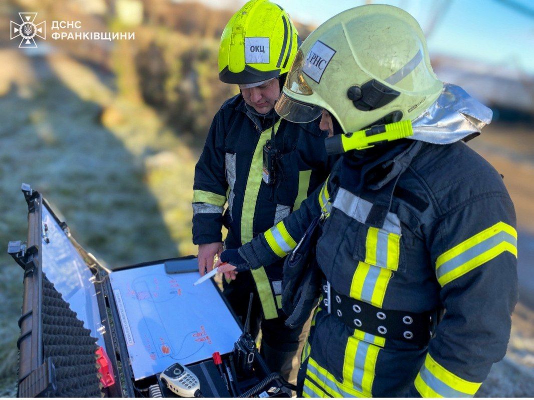 Внаслідок ворожого обстрілу 19 листопада на Прикарпатті спалахнула пожежа. Її ліквідували 1