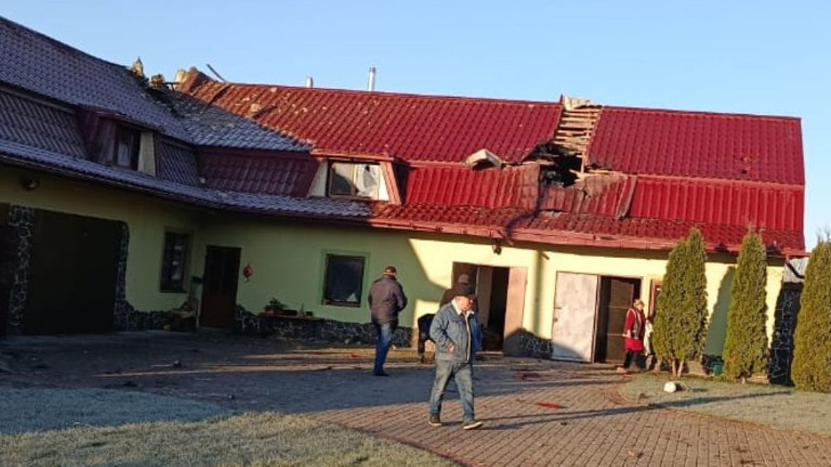У громаді на Прикарпатті через російський обстріл пошкоджено кілька будинків та травмовано 3 людей 1