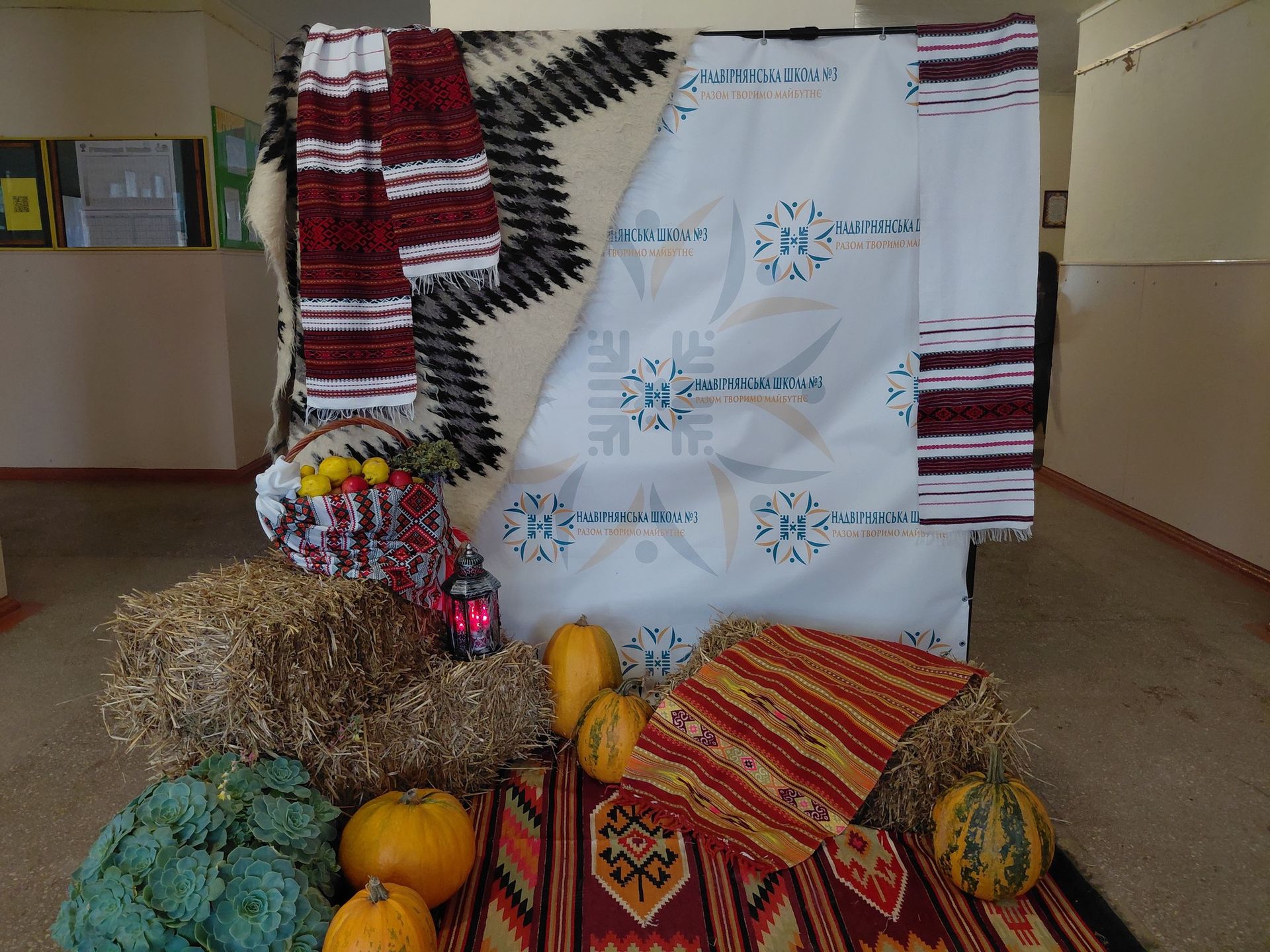 У Надвірній школярі провели благодійний ярмарок на підтримку українських воїнів 3