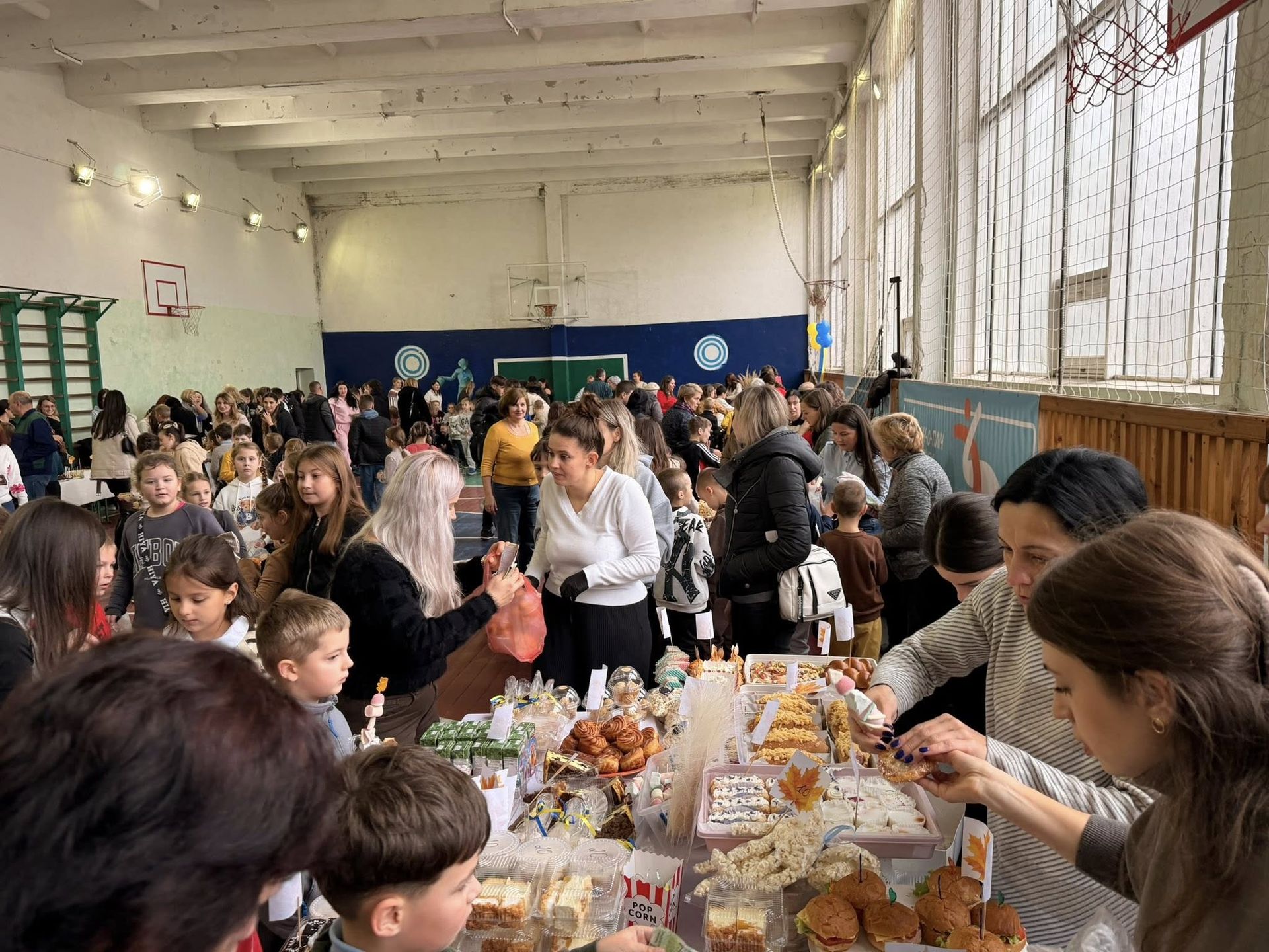 У Надвірній школярі провели благодійний ярмарок на підтримку українських воїнів 4